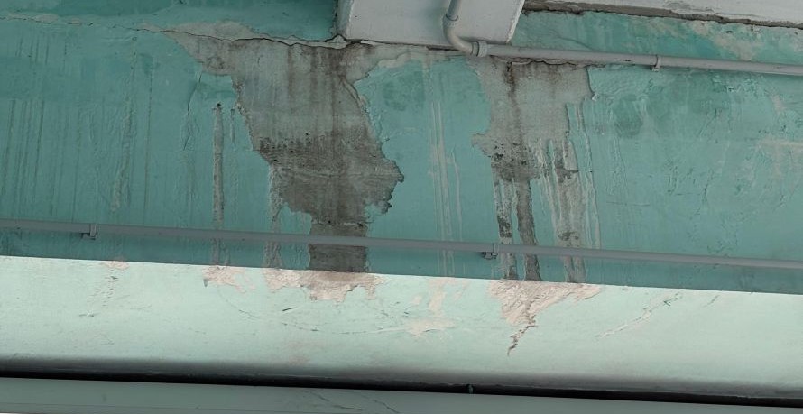 L'interno dei bagni della piscina